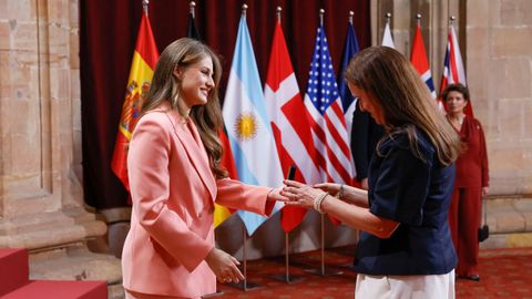 Leonor, princesa de Asturias saluda Christina Koch, astronauta del Artemis II, que recibir� esta tarde el premio de la Concordia, durante la audiencia a los galardonados con los Premios Princesa de Asturias 2026 celebrada en la ma�ana de este viernes en el Hotel de la Reconquista de Oviedo