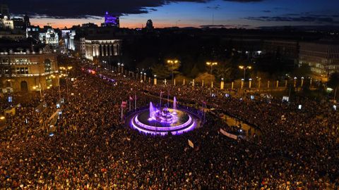 En Madrid, la plaza de Cibeles, se ti de violeta por completo