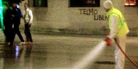 Los trabajadores soportan bromas de la gente por regar con lluvia.