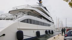 Agentes de la Guardia Civil junto al yate Tango