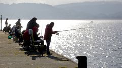 Foto de archivo de pescadores recreativos en el puerto de Sada
