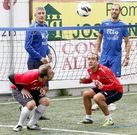 Seti�n, arriba a la izquierda, en una sesi�n de f�tbol tenis con Fran Soto, Jos� Juan e Iv�n P�rez.