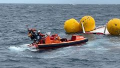 Una lancha auxiliar de Sar Gavia acerc�ndose al velero de competici�n