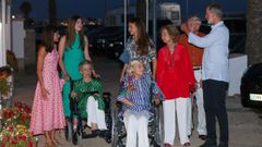 Tatiana Radziwill, en silla de ruedas y con una camisa de rayas verticales, en un viaje con la famlia real a Palma de Mallorca en agosto del 2024.