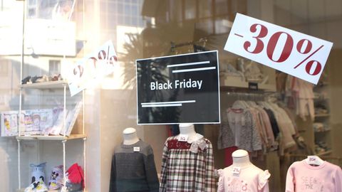 Escaparate con rebajas por el Black Friday