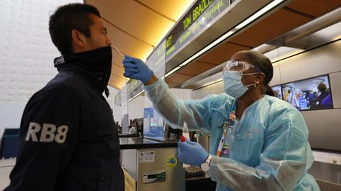 prueba del coronavirus en el aeropuerto de Los Angeles, en Estados Unidos