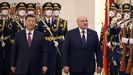 El presidente chino y su hom�logo bielorruso pasan revista a la guardia de honor en Pek�n 