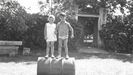 Antonieta de Cal Cortina y Manuel Calzado, en 1965 en el patio del pazo (Xuvia, Narn)