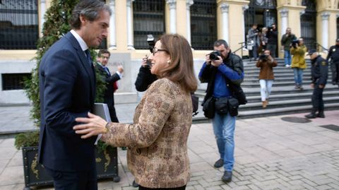 La consejera de Infraestructuras, Bel�n Fern�ndez, y el ministro de Fomento, ��igo de la Serna, se saludan ante la expectaci�n de los medios en Oviedo.La consejera de Infraestructuras, Bel�n Fern�ndez, y el ministro de Fomento, ��igo de la Serna, se saludan ante la expectaci�n de los medios en Oviedo 