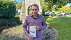 Juan Fari�a es concejal de Alternativa dos Veci�os en Bergondo y ha publicado tres novelas.