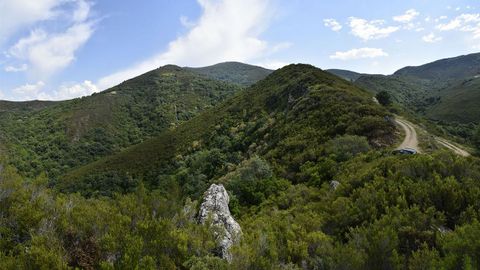 Los abruptos valles de los r�os de As Portas y San Pedro dominan el paisaje de la zona
