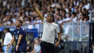 Antonio Hidalgo, en primer plano, da &oacute;rdenes desde la l&iacute;nea lateral.