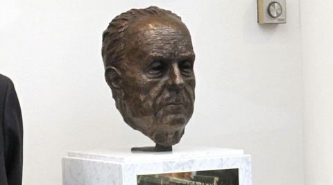 Busto de Fraga situado en el pasillo principal del Senado