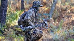 imgen de archivo de un cazador&nbsp;con arco de jabal&iacute; en los montes de A Madroa