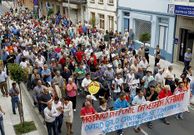 Los manifestantes recorrieron el centro de Arz�a, entre el juzgado y el Concello.