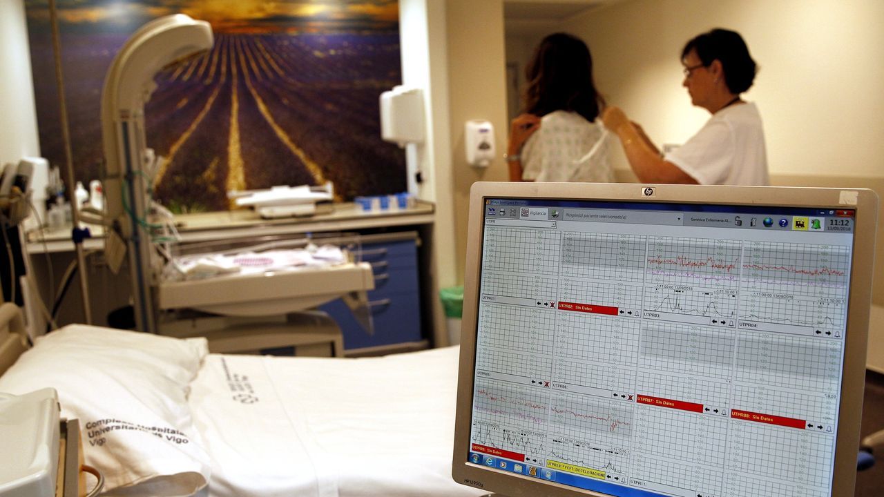 El hospital de Vigo hace sus primeras cesáreas sin separar a la madre del bebé