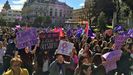 Un multitudinario piquete del 8M marcha hacia la calle Ur�a, de Oviedo, con la Junta General a su espalda