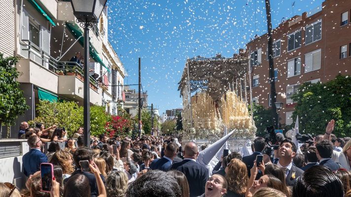 Una procesi�n de Semana Santa en Sevilla.