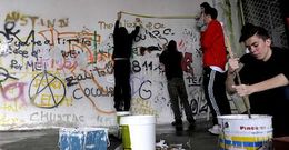 Los j�venes eliminaron las pintadas y ahora quieren decorar la pared con grafitis aut�nticos.