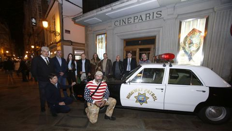 Hasta un coche americano se llevaron a la calle Real de A Coru�a, ante el antiguo Cine Paris, para presentar el calendario del 2022 ilustrado con fotograf�as de los coches cl�sicos fabricados en Estados Unidos