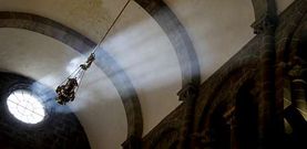 A la catedral -en la foto, el botafumeiro en la misa del peregrino- llegan cada a�o decenas de miles de romeros, cada vez m�s.