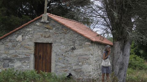 Pilar, frente a la capilla de la localidad. 