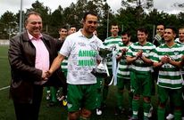El alcalde de A Laracha entreg� el trofeo al capit�n Jos� Luis.