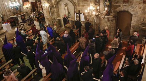 Viacrucis en el interior de la iglesia de Rianxo