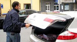 En el maletero del coche se pueden ver los documentos que requiri� el agente del SVA.