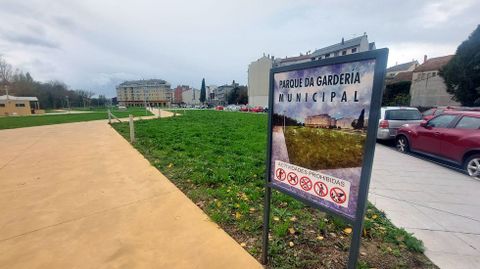 Cartel del Parque da Garder�a, con uno de los solares de la reparcelaci�n detr�s