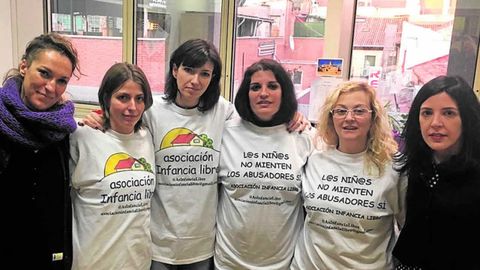Bayo, segunda por la izquierda, con otras dos detenidas de la organizaci�n, Gonz�lez (tercera por la izquierda) y Sevilla (segunda por la derecha), en un acto con Podemos en el Senado