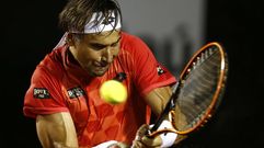 El tenista español David Ferrer devuelve la pelota al holandés Thiemo de Bakke
