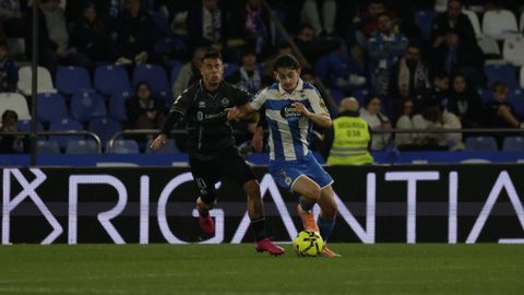Charlie Patio conduciendo el baln ante la presin de Suero, jugador del Castelln, en Riazor