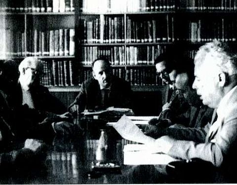 <span lang= es-es >Imaxe da Penzol</span>. Don Paco Fern�ndez del Riego (� dereita) dirixiu�esta fundaci�n durante 40 anos.