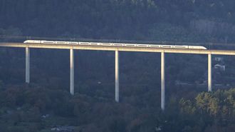 Un tren circulando por el viaducto de Porto, en la provincia de Ourense