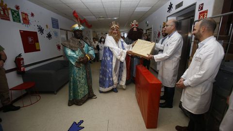 Melchor, Gaspar y Baltasar visitan a los nios ingresados en el materno