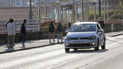 Un coche, el pasado mayo, circulando por Reina Victoria despus de haberse saltado los bolardos