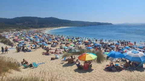 La playa de Doni�os, en el mediod�a del 12 de agosto.