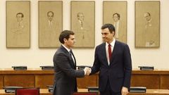 S�nchez y Rivera estrecharon su mano tras firmar el pacto en febrero del 2016 con el que Ciudadanos se compromet�a a investir al candidato socialista y que finalmente qued� en papel mojado tras el rechazo de los diputados de Podemos, lo que oblig� a una repetici�n electoral