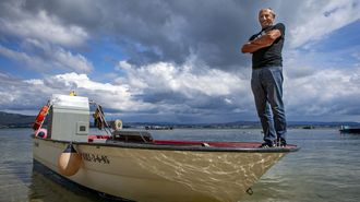 Jos� Antonio Outeiral a bordo de la embarcaci�n en la que ahora faena su hijo