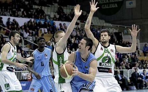 Almaz�n, con el bal�n ante dos jugadores del Huesca el pasado s�bado en el Pazo.