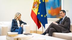 La vicepresidenta segunda y ministra de Trabajo, Yolanda Daz, reunida en la Moncloa con el presidente del Gobierno, Pedro Snchez.