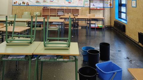 Cubos en una de las aulas del colegio Wenceslao Fern�ndez Fl�rez por las filtraciones de agua