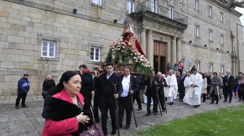 La imagen de la Virgen de Montserrat hizo un recorrido corto por el atrio de San Vicente 