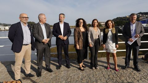 La conselleira do Mar, Marta Villaverde, y la alcaldesa, Maria Gueimunde, este sbado en el muelle de Viveiro