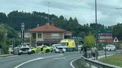 Tras el choque, los turismos quedaron ocupando parcialmente la calzada en la zona del cruce de A Marisqueira, en Cambre