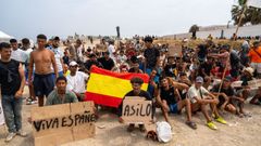Inmigrantes en la playa del Trampol�n de Ceuta.