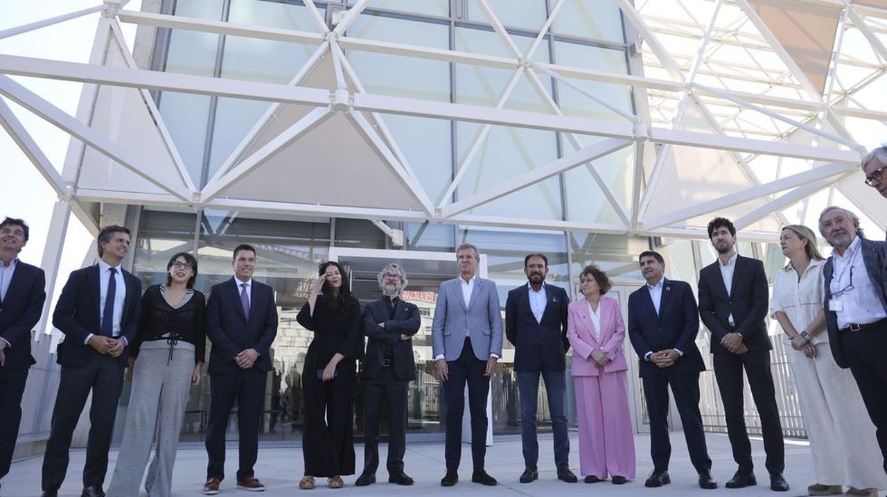 Bandalux muestra su capacidad en su espectacular sede de Santiago