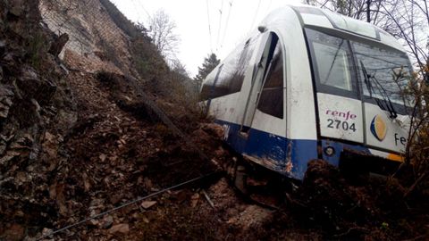 Tren de Cercan�as descarrilado entre Tora�o y Arriondas