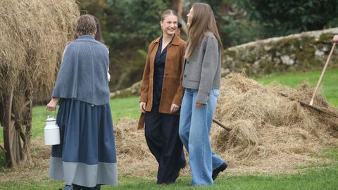 La princesa Leonor y la Infanta Sof�a durante el acto de entrega del premio al ?Pueblo Ejemplar de Asturias 2025, a 25 de octubre de 2025, en Valdesoto, Sieto, Asturias (Espa�a). El Premio al Pueblo Ejemplar de Asturias 2025 ha sido concedido a la parroquia de Valdesoto, que pertenece al concejo asturiano de Siero